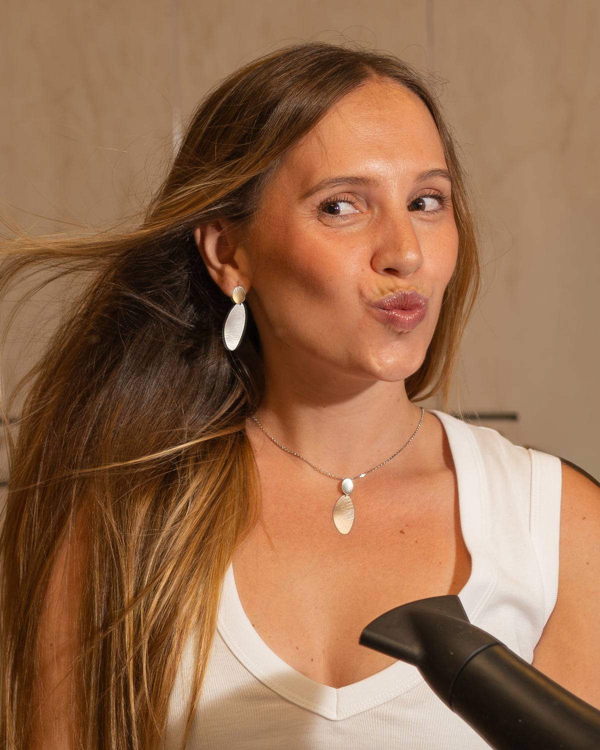 Detalle pendientes Marta plata 925 acabado satinado forma alargada - QDM