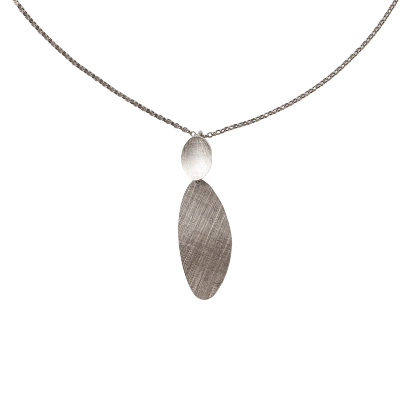 Collar Marta plata 925 colgante hoja satinada vista frontal - QDM joyería artesanal