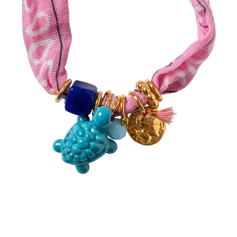 Pulsera Las Grutas bandana hecha a mano con charm tortuga vista frontal - QDM joyería artesanal