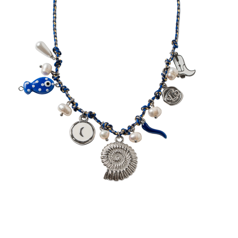 Collar Punta del Caracol cuentas azules con charms marinos vista frontal - QDM joyería artesanal