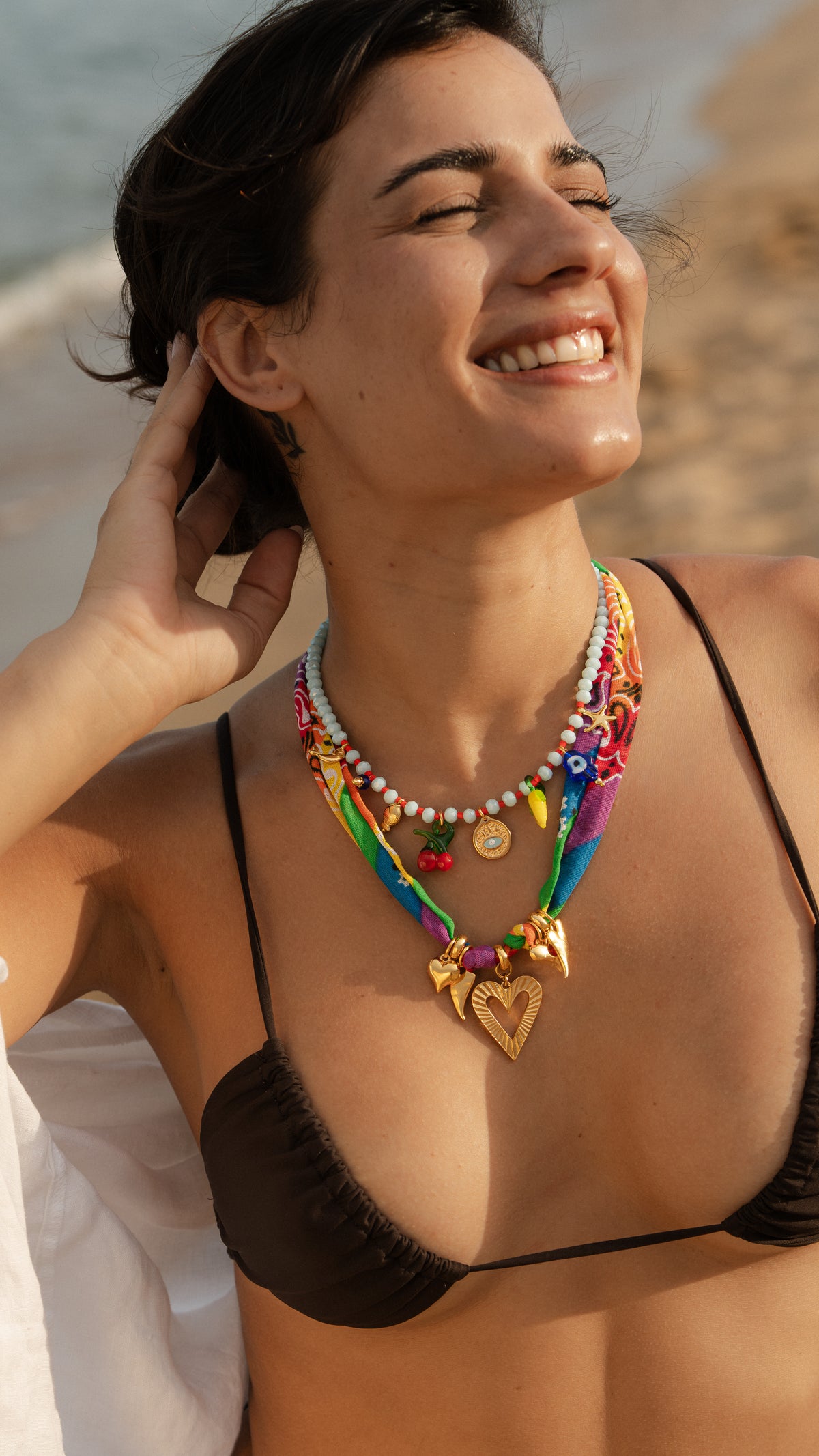 Collar Punta Rubia bandana hecha a mano vista lateral colores arcoíris - QDM